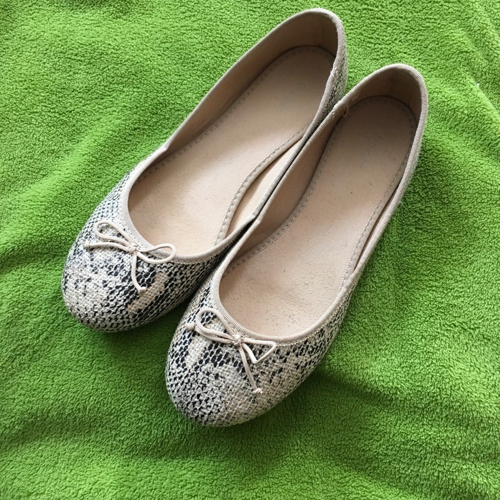 Old Navy Snake Skin Pattern Ballet Flats